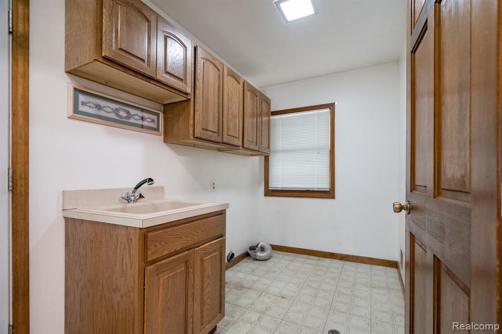 906 Dahlia Lane, Rochester Hills, MI 48307 — Photo 28