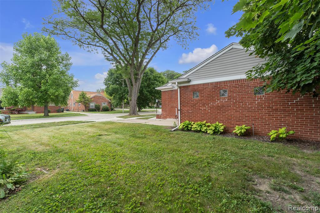 765 Vernier Road, Grosse Pointe Woods, MI 48236 — Photo 43