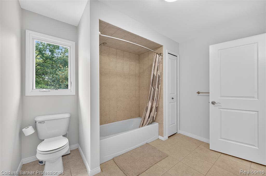 668 E Buell Road, Rochester, MI 48306 — Photo 32