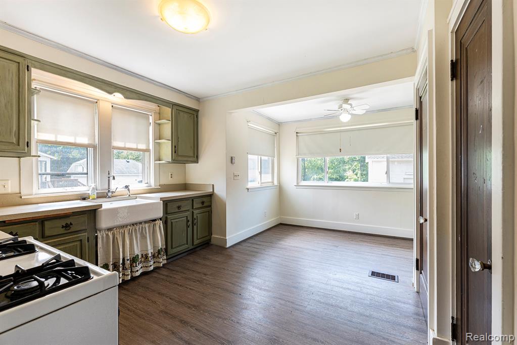 8238 Clinton River Road, Sterling Heights, MI 48314 — Photo 15