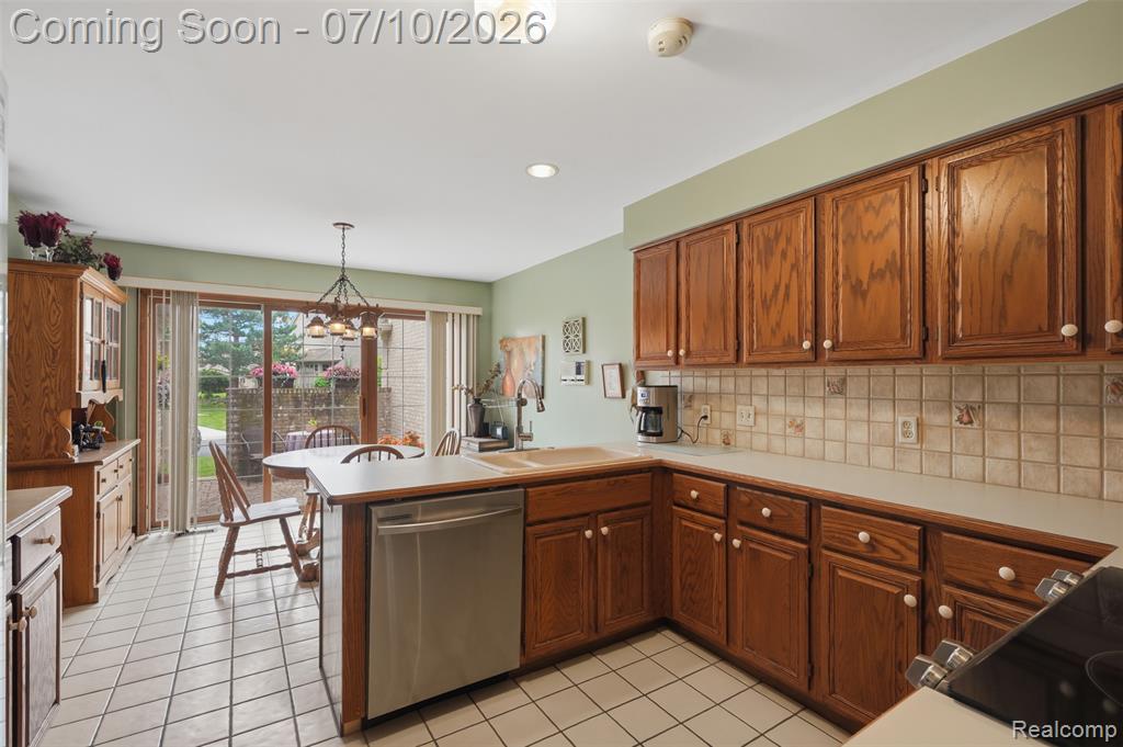 42675 Christina Drive, Sterling Heights, MI 48313 — Photo 12