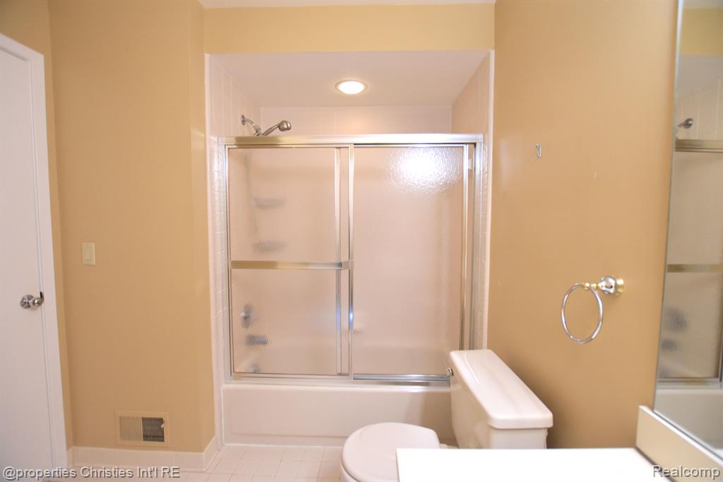 1752 S HILL Boulevard, Bloomfield Hills, MI 48304 — Photo 28