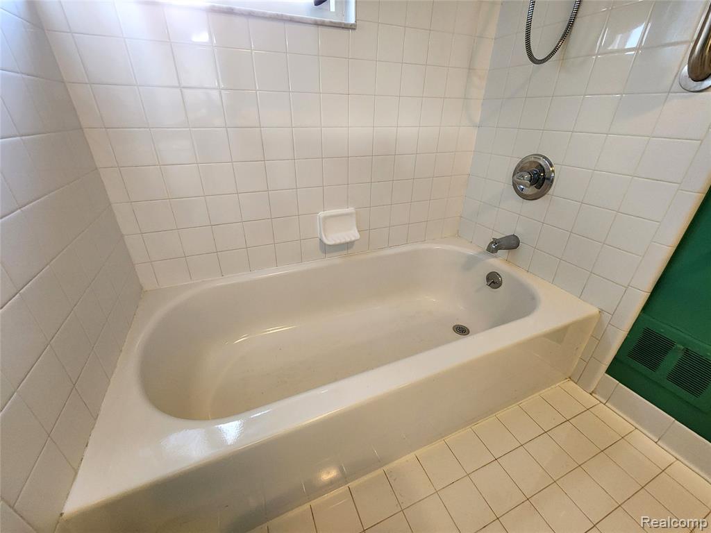 8665 Sterling, Center Line, MI 48015 — Photo 19