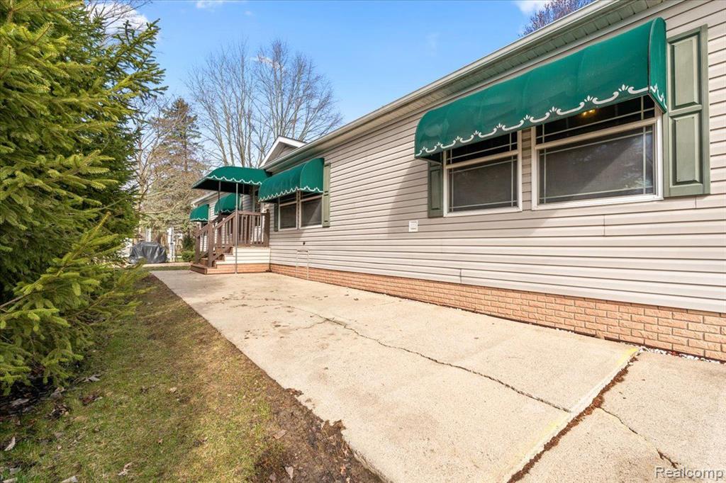 11018 WOODLAND RIDGE, South Lyon, MI 48178 — Photo 2