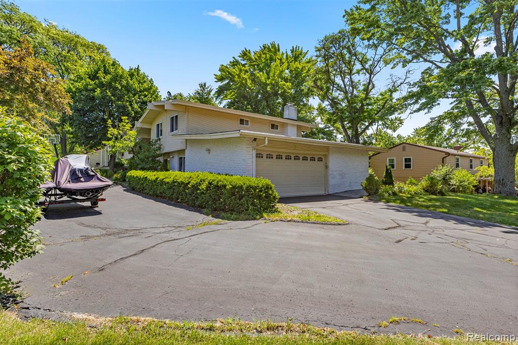 5589 Pembury, West Bloomfield, MI — Photo 4