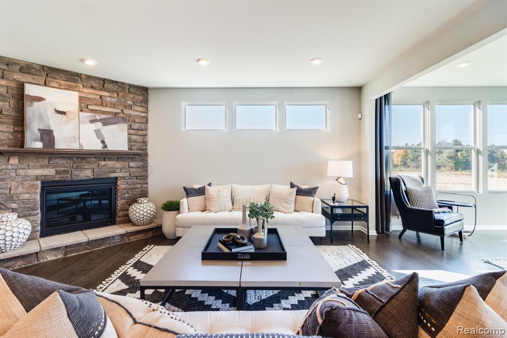 320 Dragonstone Court, Lake Orion, MI — Photo 6
