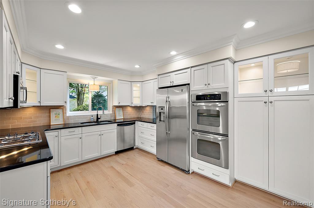 580 N Brys Drive, Grosse Pointe Woods, MI 48236 — Photo 5