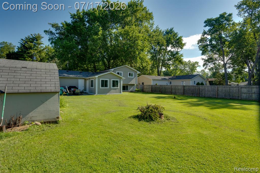5535 Lake Vista Drive, Waterford, MI 48327 — Photo 19