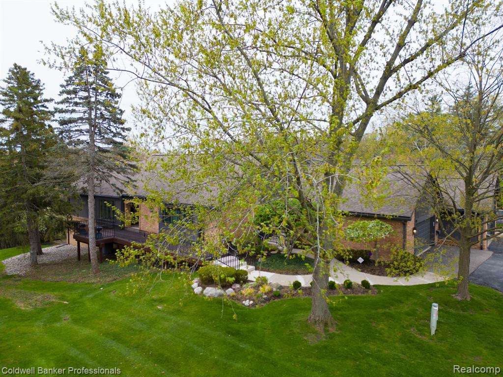 1921 Pine Ridge Lane, Bloomfield Hills, MI 48302 — Photo 2