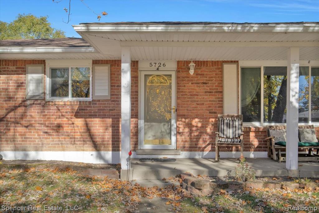 5726 Sutherland Drive, Waterford, MI 48327 — Photo 8