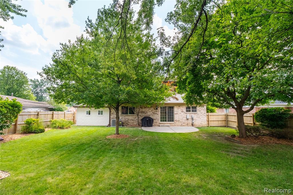 44114 Somerset Square, Canton, MI 48187 — Photo 51