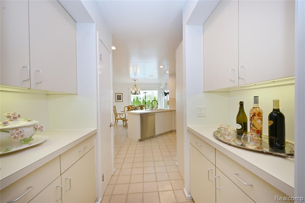 6020 Orchard Ridge Court, West Bloomfield, MI — Photo 14