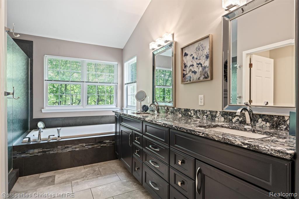 4709 Greenview Court, Commerce Twp, MI 48382 — Photo 21