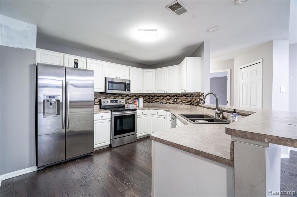 4205 CAMERON Circle, Walled Lake, MI 48390 — Photo 8