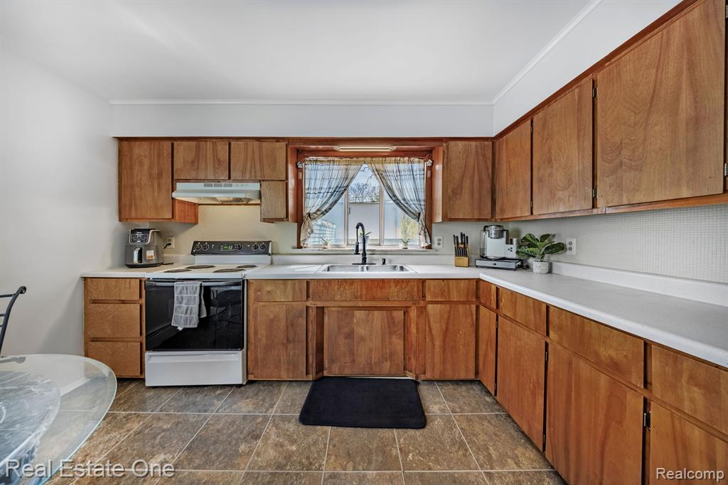 2265 Maddy Lane, Keego Harbor, MI 48320 — Photo 12