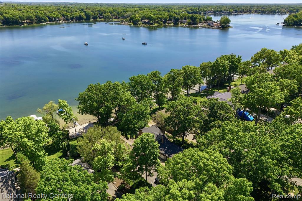 3889 Lakewood Drive, Waterford, MI 48329 — Photo 11