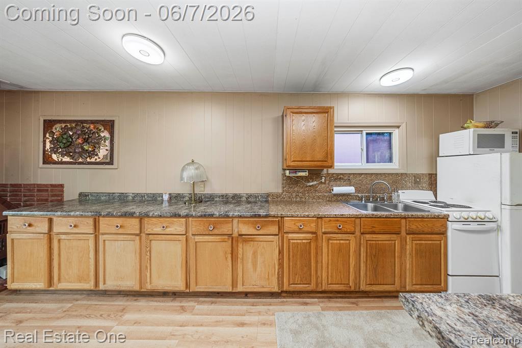 200 E CANYON Drive, Milford, MI 48380 — Photo 14