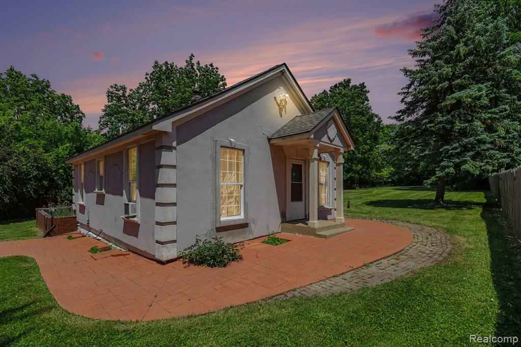 235 Alberta Street, Auburn Hills, MI 48326