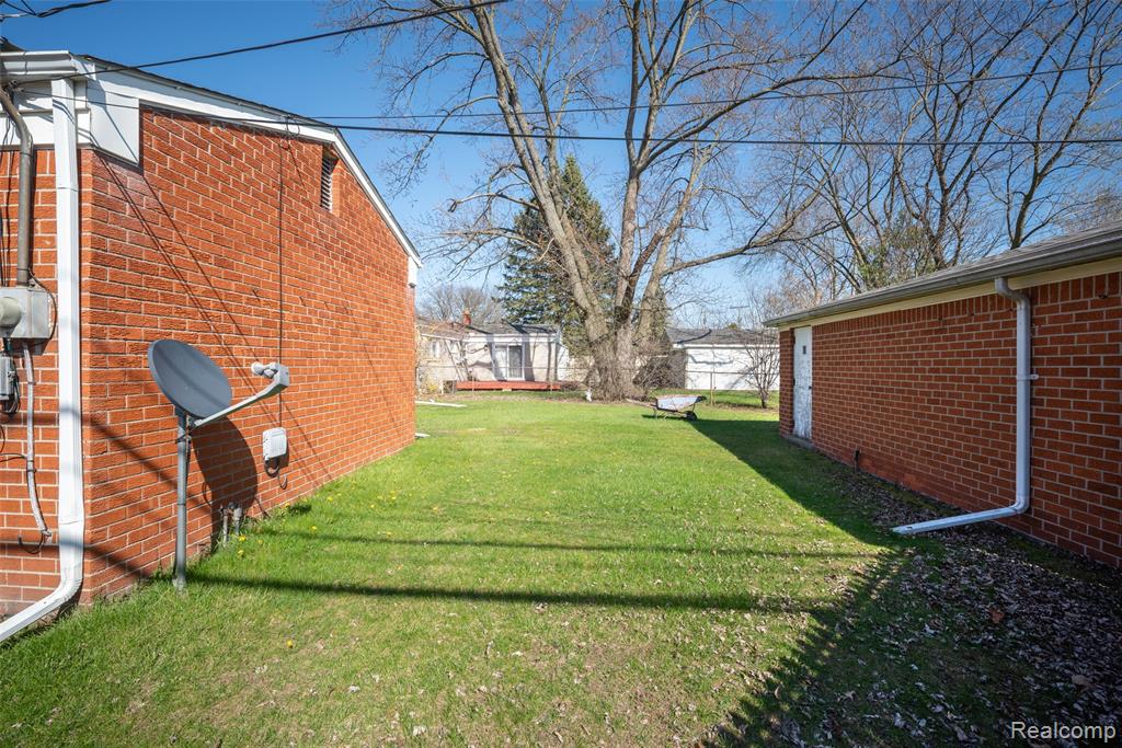 29889 Brown Court, Garden City, MI — Photo 31