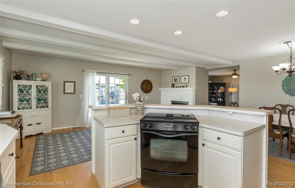 6805 Emerald Shores Drive, Troy, MI 48085 — Photo 15