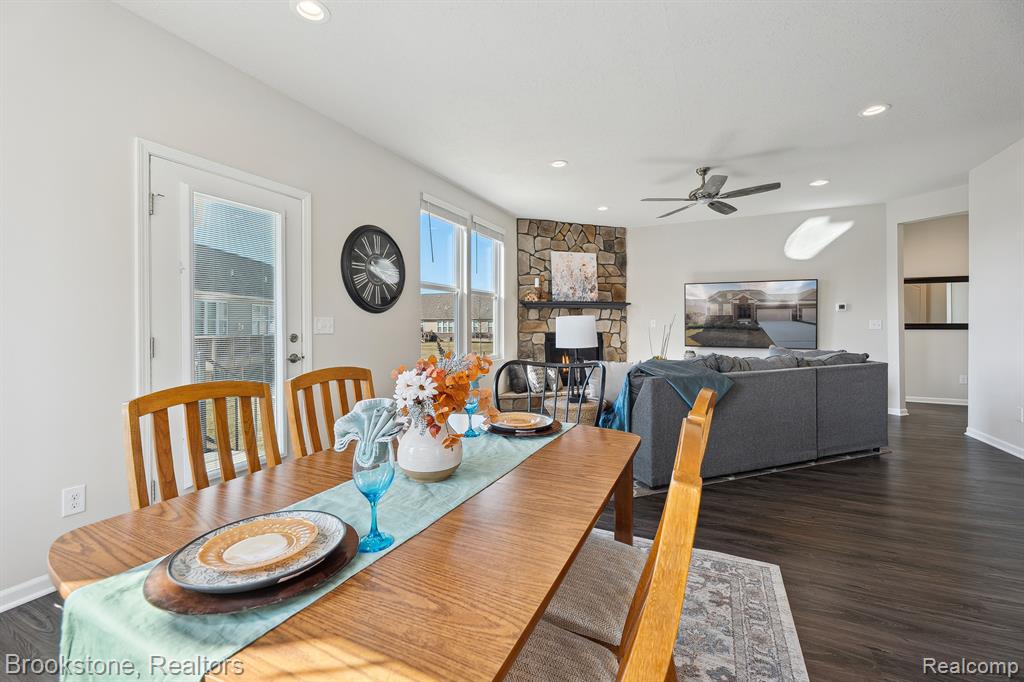 527 HOLMDALE Way, Ann Arbor, MI 48108 — Photo 12