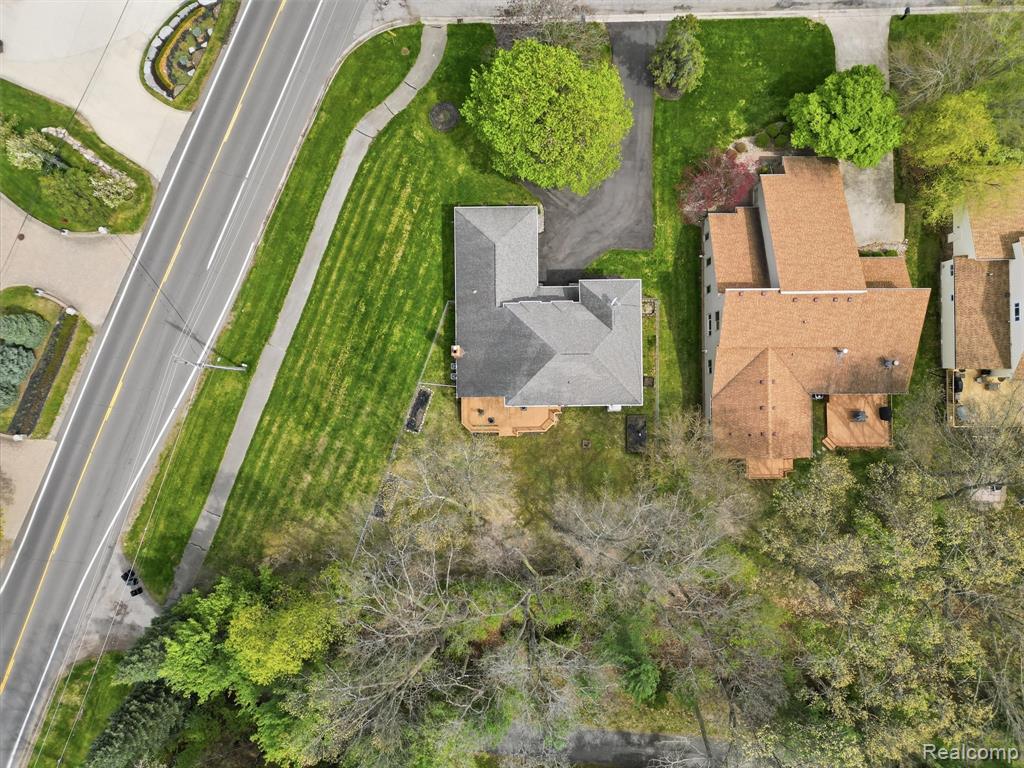 5800 Naneva Court, West Bloomfield, MI — Photo 47