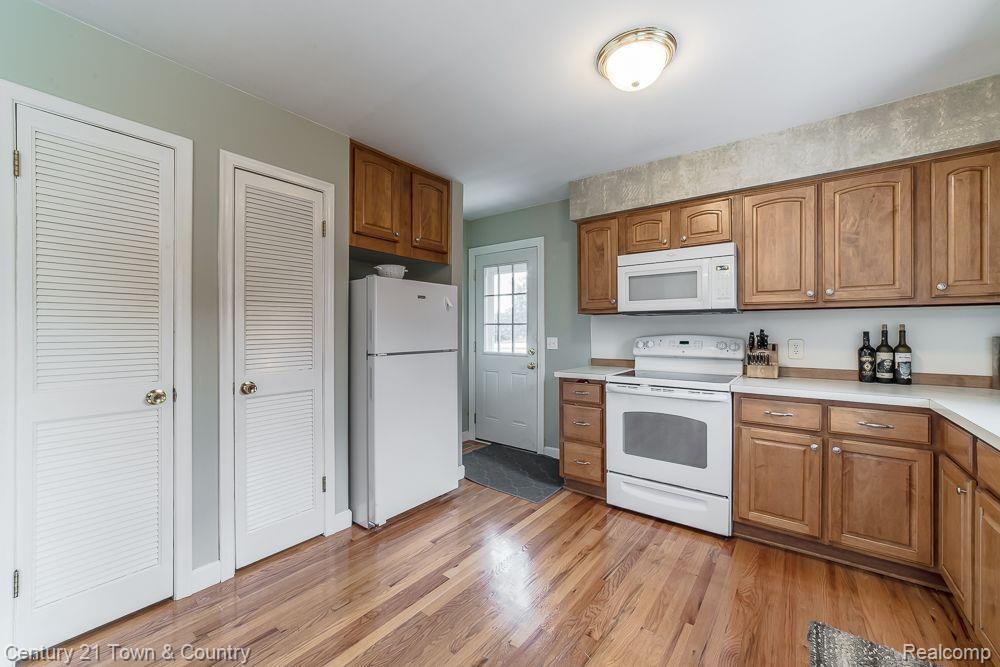 8119 FENTON Road, Grand Blanc, MI 48439 — Photo 8