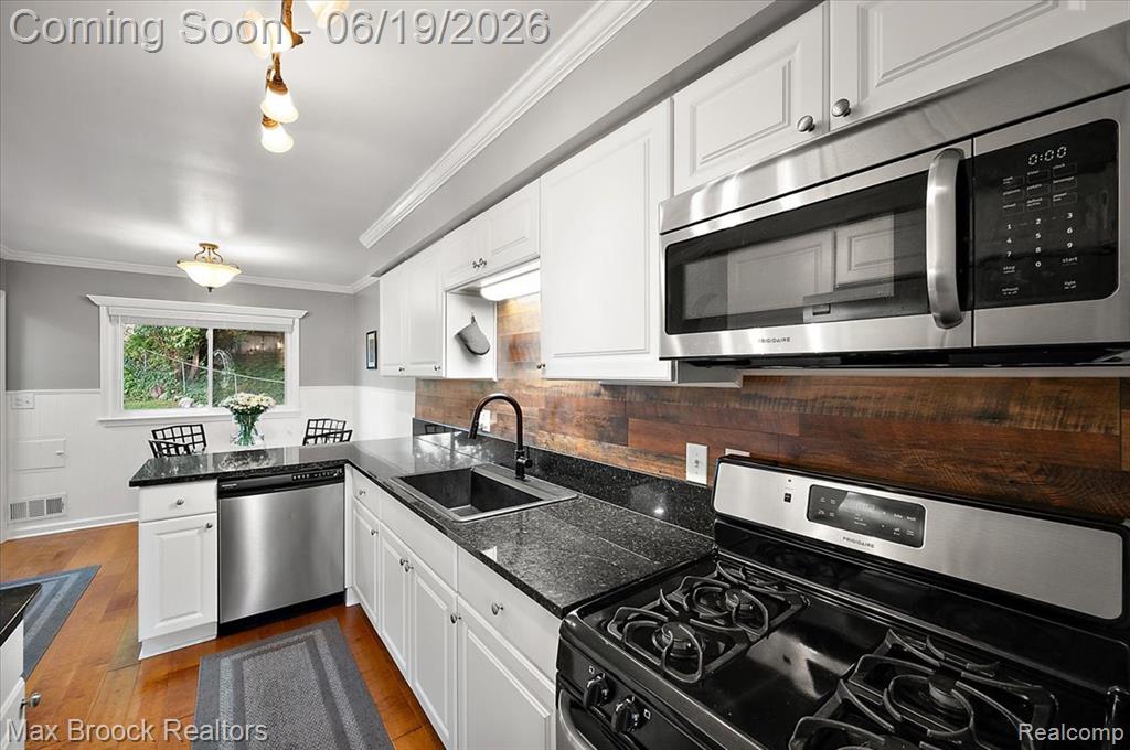 737 Panorama Drive, Milford, MI 48381 — Photo 8