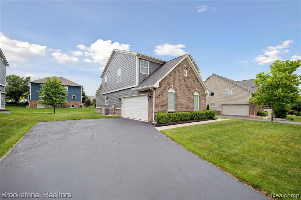 7422 S Village Drive, Clarkston, MI — Photo 3