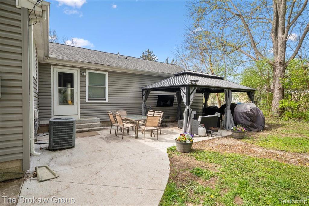 4145 HILLCREST Drive, Warren, MI 48092 — Photo 8