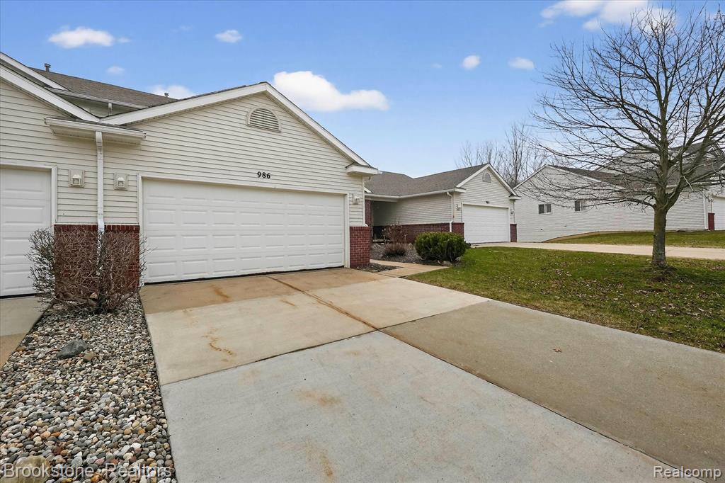 986 Spirea, 44, Howell, MI 48843 — Photo 2