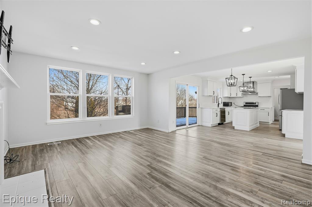 7858 Turrillium Lane, Waterford, MI 48327 — Photo 8