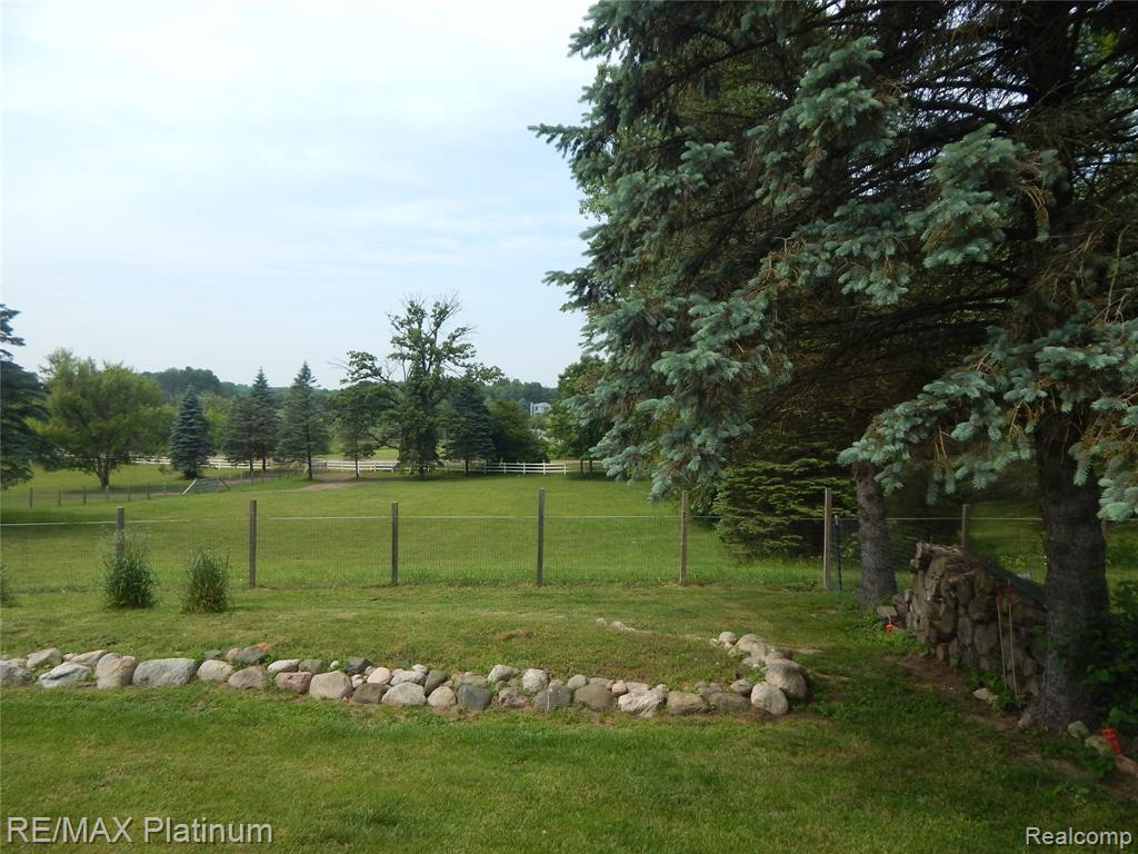 2025 W Rose Center Road, Holly, MI 48442 — Photo 34