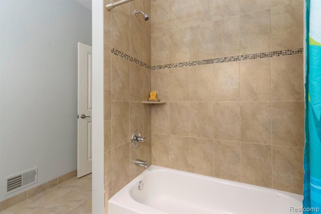 51112 MERRY Lane, Shelby Twp, MI 48316 — Photo 38
