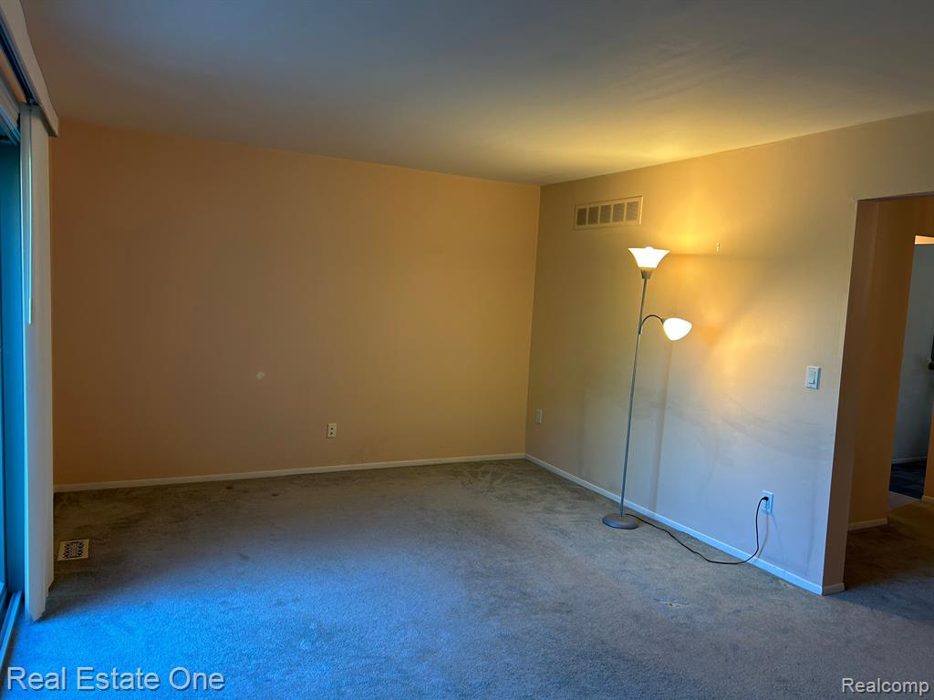 3988 OLD CREEK Road, Troy, MI 48084 — Photo 6