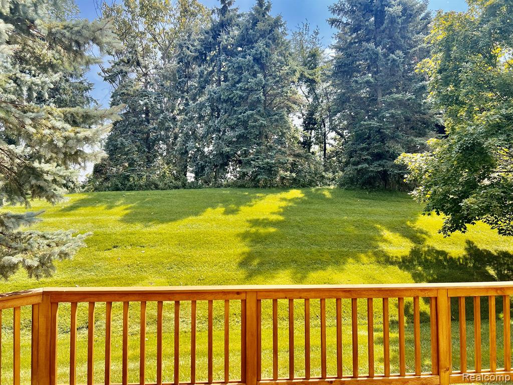 553 WOODHAVEN Drive, Commerce Twp, MI 48390 — Photo 2