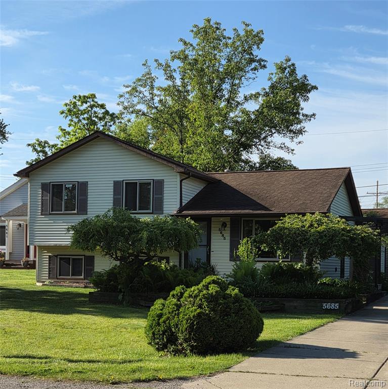 5685 S Aylesbury Drive, Waterford, MI 48327 — front exterior