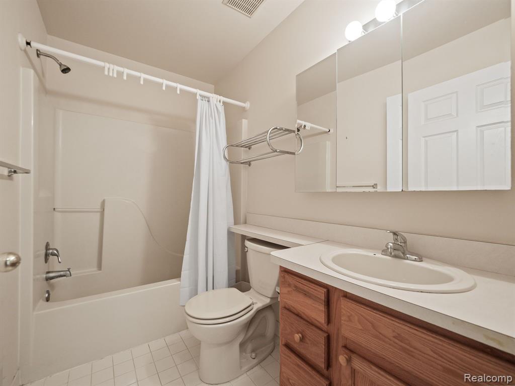 41168 BERMUDA Drive, Sterling Heights, MI 48314 — Photo 14
