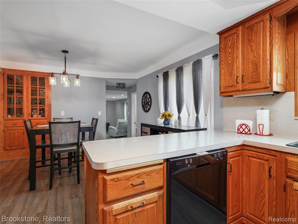 6042 Ravenswood Drive, Utica, MI 48316 — Photo 8