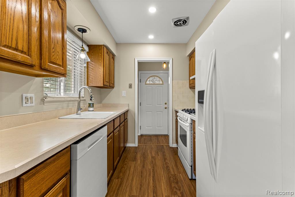 7420 COLONIAL Street, Dearborn Heights, MI 48127 — Photo 11