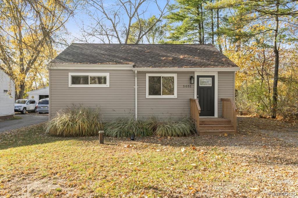 5051 Sashabaw Road, Clarkston, MI — Photo 2