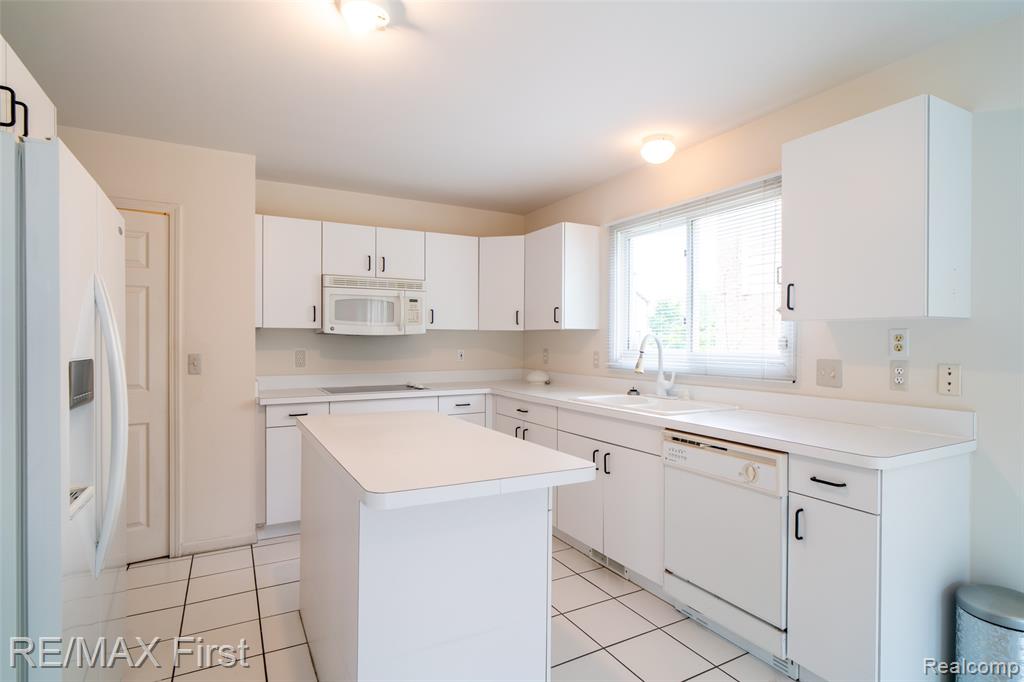 4798 WALNUT CREEK Drive, West Bloomfield, MI — Photo 28