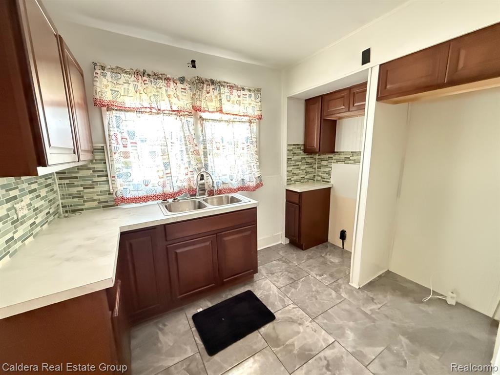 733 Black Avenue, Flint, MI 48505 — Photo 6