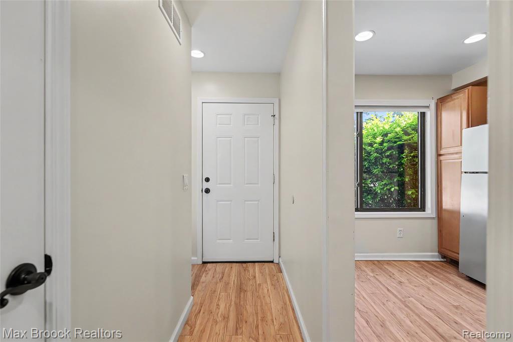 1669 Wimbledon Drive, Walled Lake, MI 48390 — Photo 11