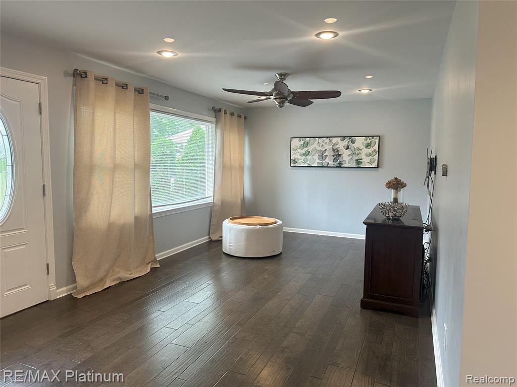 9927 GLASGOW Drive, Brighton, MI 48114 — Photo 2