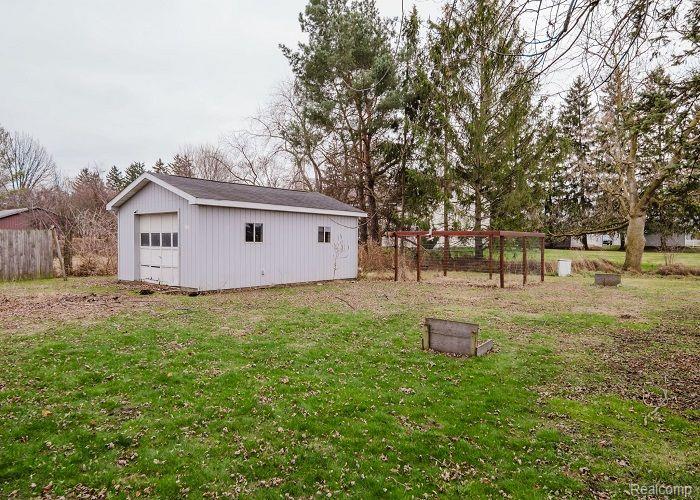 241 W CHESTNUT Street, Breckenridge, MI 48615 — Photo 6