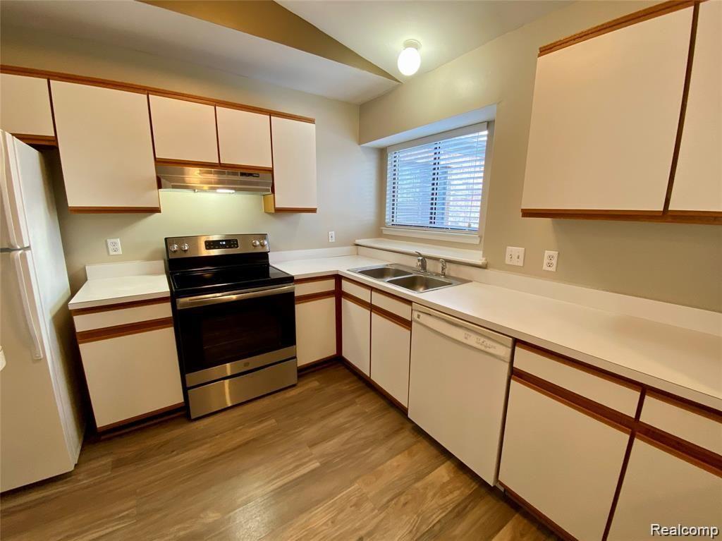 42715 LILLEY POINTE Drive, Canton, MI 48187 — Photo 10