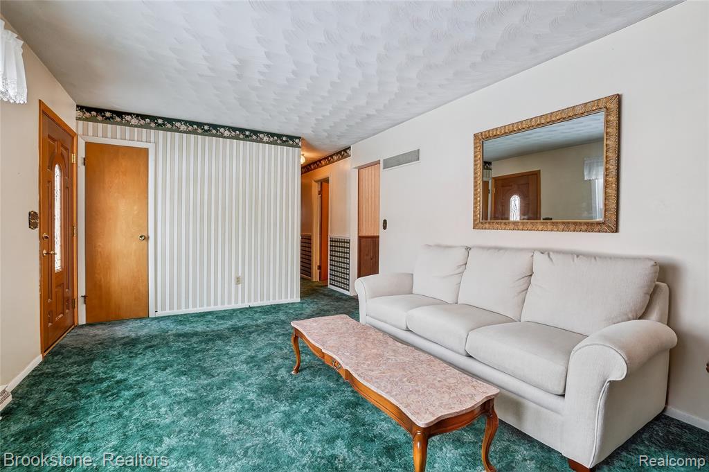 300 N Kibbee Street, MI 48879 — Photo 8