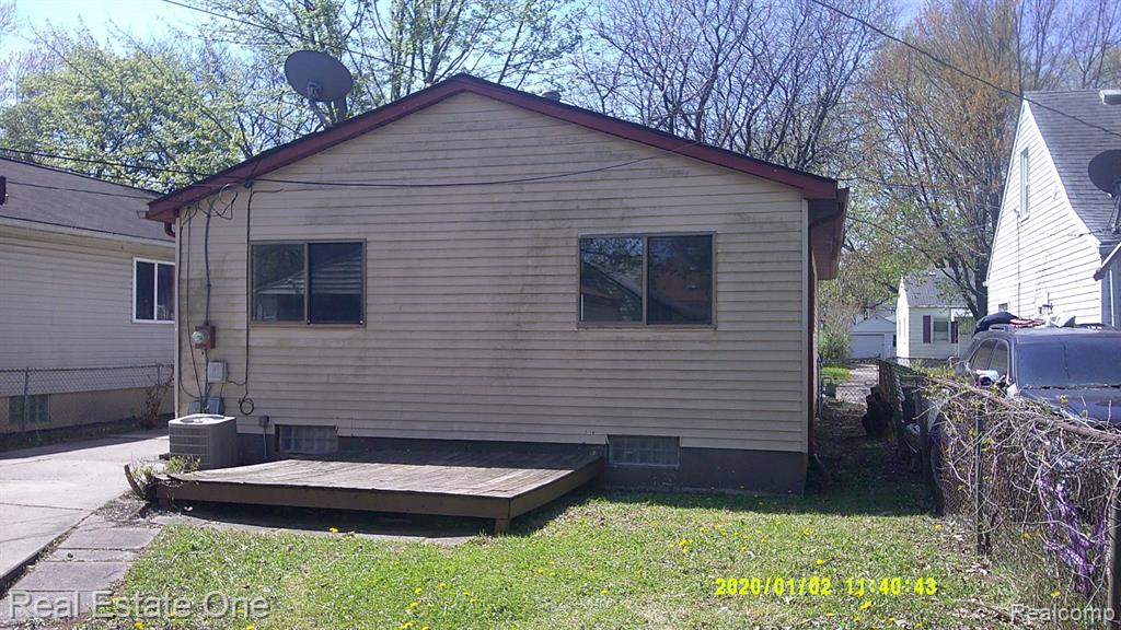 18949 Kenosha Street, Harper Woods, MI 48225 — Photo 5