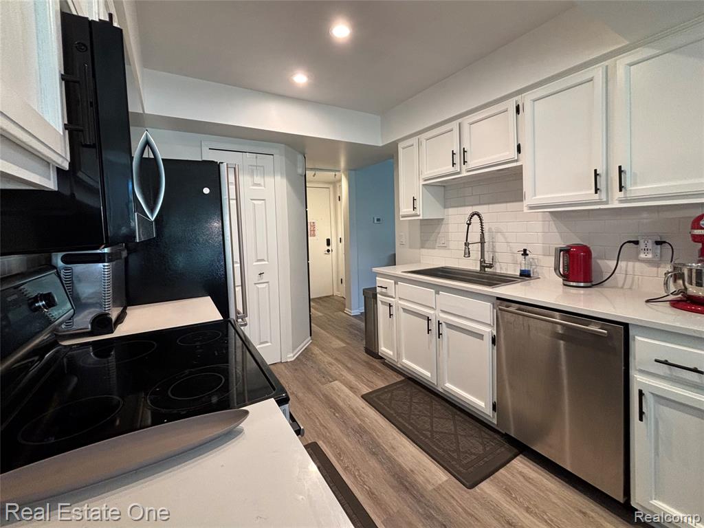 66 Meadow Wood Drive, Rochester Hills, MI 48307 — Photo 11